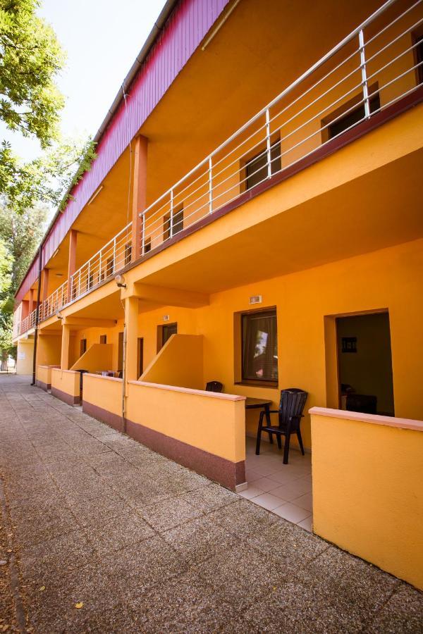 Apartmány Hawaii Patince Exterior foto