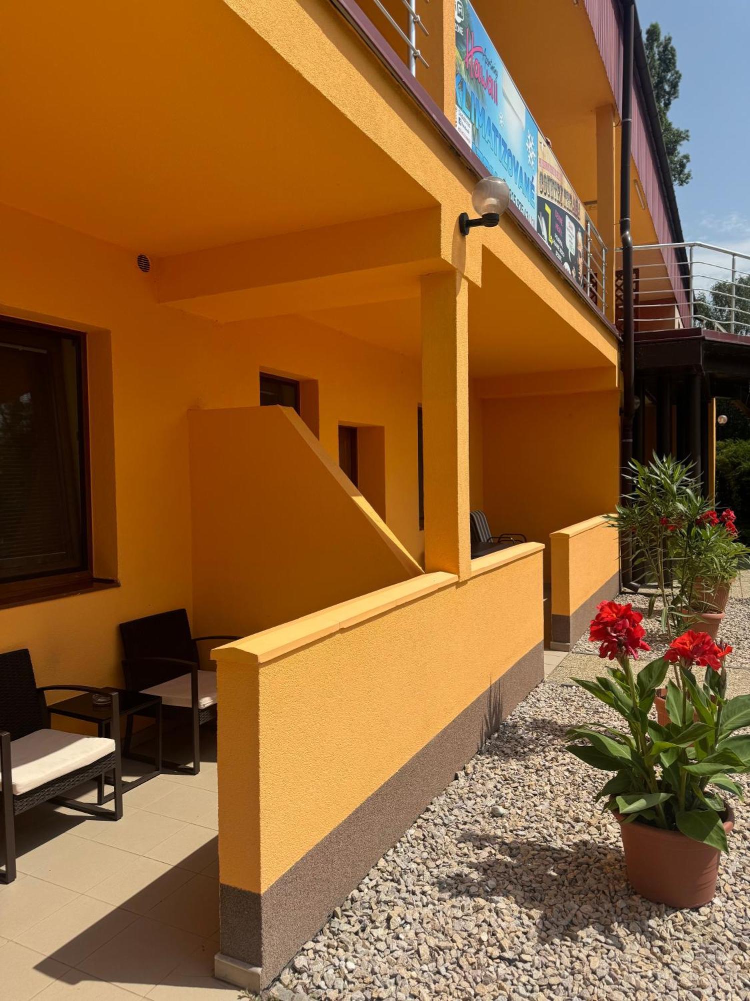 Apartmány Hawaii Patince Exterior foto