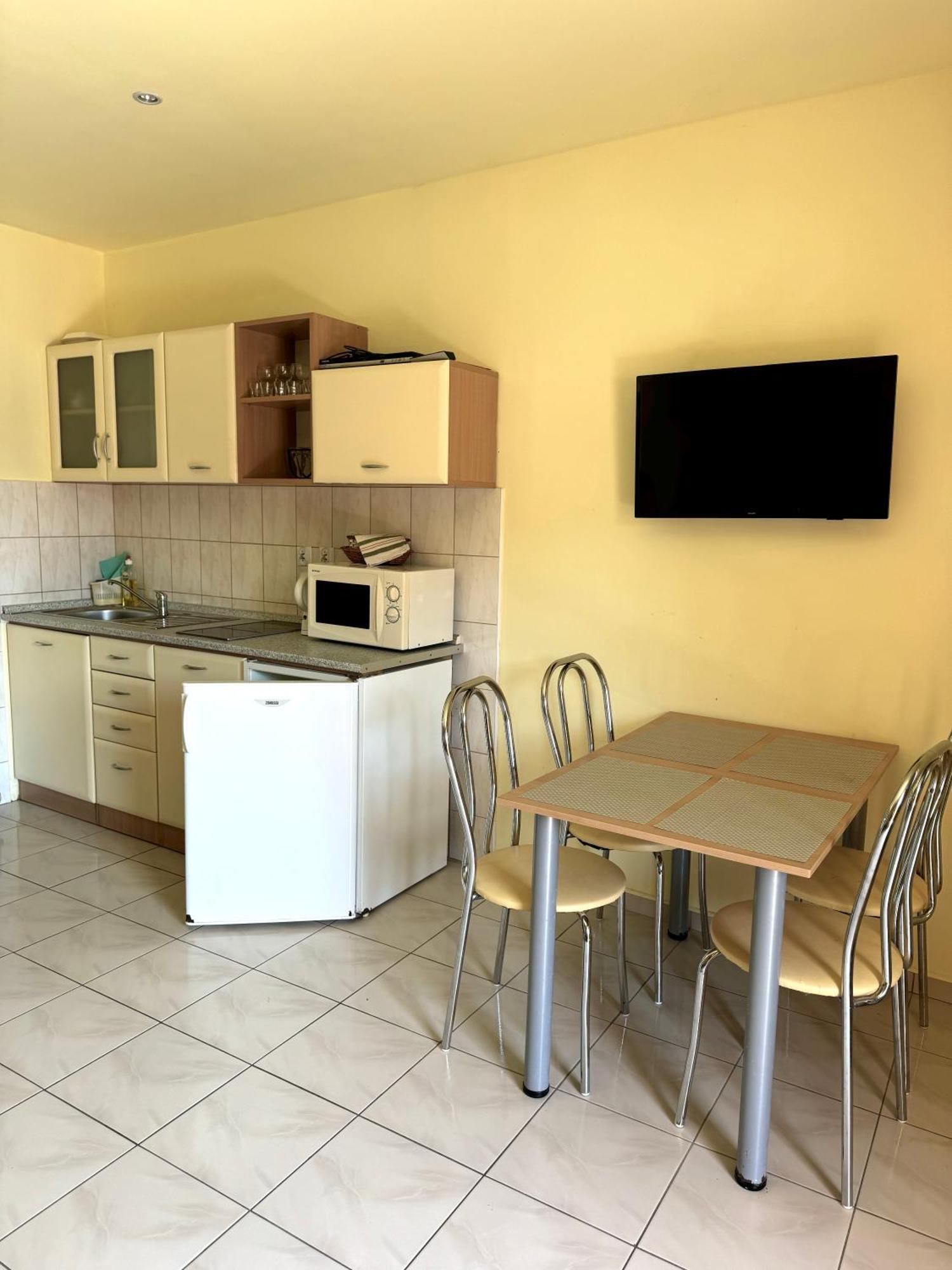 Apartmány Hawaii Patince Exterior foto